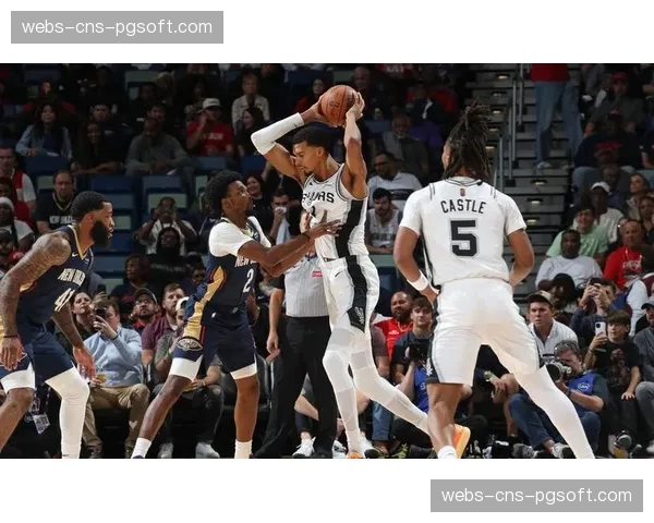 特写：马刺队新秀赛季结束后，在空荡球场加练至深夜